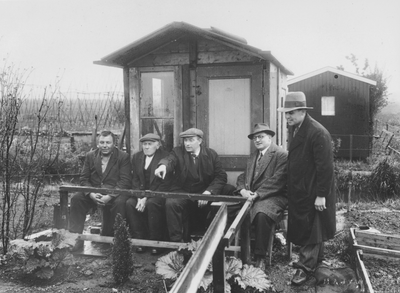 876630 Afbeelding van enkele mannen, vermoedelijk uit Wijk C, die de volkstuintjes uitgaande van het Franciscus ...